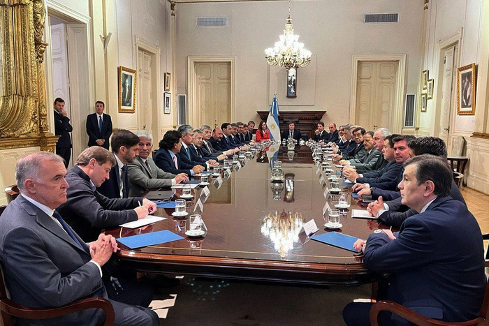 Economistas y analistas coinciden: Milei debe buscar consensos para aprobar las reformas