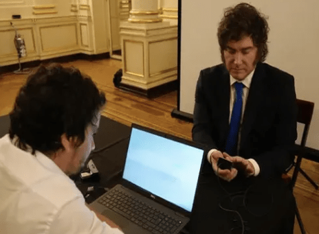 Milei presentó el nuevo DNI electrónico y el pasaporte&nbsp;renovado